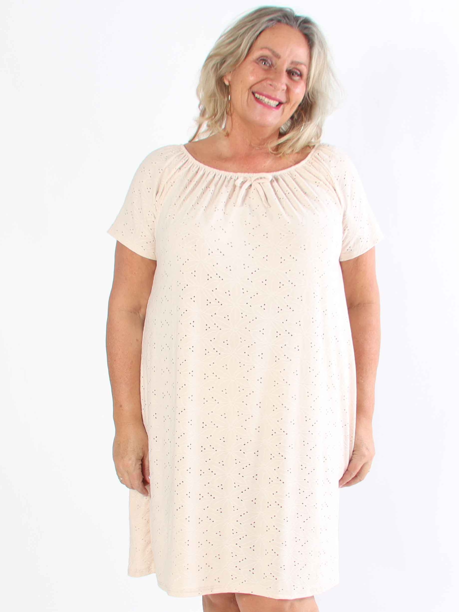 Aliz - Sød blød plus size kjole med broderie anglaise